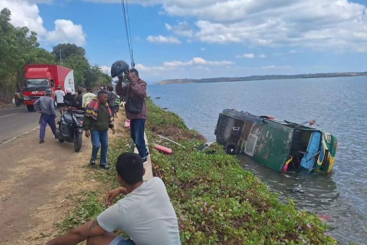 Bus terguling di Desa Labuhan Jambu, Kecamatan Tarano Sumbawa Minggu (21/7/24)