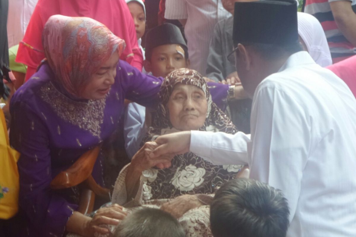 Cawagub DKI Jakarta Djarot Saiful Hidayat bersama nenek berusia 105 tahun di Jatipadang, Jumat (24/3/2017). 