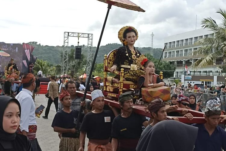 Suasana Karnaval Budaya Mandalika di KEK Mandalika, Lombok, NTB, Rabu (1/3/2023)