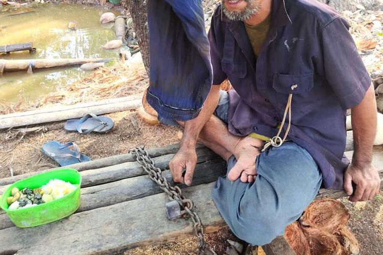 Hasanudin (50), seorang pria di Kabupaten Karimun, Kepulauan Riau (Kepri) sudah tujuh tahun tidak bisa bergerak leluasa.