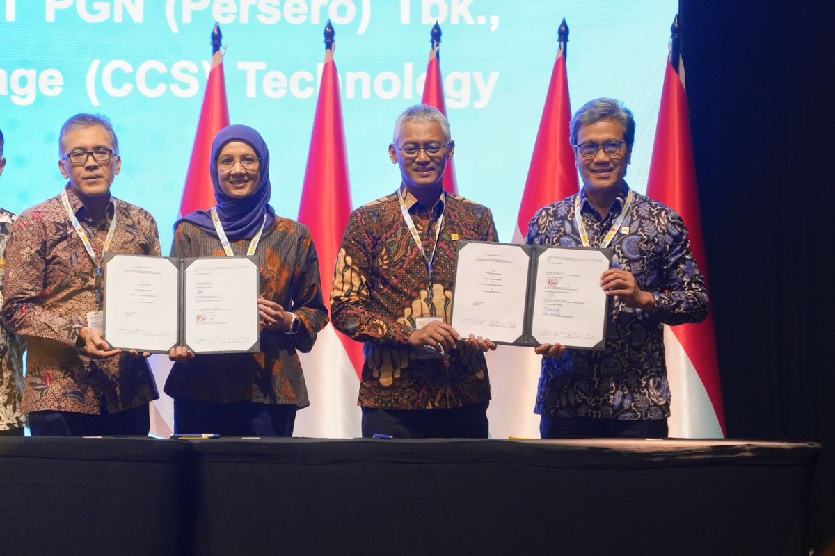 PGN Garap Studi Ekosistem CCS dan Transportasi CO?, Dukung Pengembangan Amonia Rendah Karbon
KOMPAS.com ? PT Perusahaan Gas Negara (Persero) Tbk (PGN) memperkuat komitmennya dalam mendukung transisi energi dan pencapaian target Net Zero Emission (NZE).
Komitmen itu diwujudkan melalui penandatanganan Joint Study Agreement (JSA) mengenai studi teknologi Carbon Capture and Storage (CCS) pada ajang IPA Convex 2026, Kamis (21/5/2026). 
Kolaborasi strategis itu dilakukan bersama holding minyak dan gas (migas) PT Pertamina (Persero), PT Pertamina Hulu Energi (PHE), dan PT Pupuk Indonesia (Persero) dalam rangka pengembangan amonia rendah karbon (blue ammonia) di Indonesia.
Melalui kerja sama tersebut, para pihak akan melakukan studi komprehensif guna mengkaji aspek teknis, legal, ekonomi, dan komersial terkait pengembangan ekosistem CCS. 
Fokus utama sinergi tersebut adalah menciptakan rantai pasok amonia rendah karbon yang efisien dan berkelanjutan, mulai dari penangkapan emisi karbon, transportasi CO?, hingga injeksi CO? ke dalam formasi geologi bawah tanah yang aman.
Direktur Infrastruktur dan Teknologi PGN, Hery Murahmanta mengatakan, dalam kerja sama CCS itu, PGN mengambil peran sebagai penyedia transportasi CO?. 
?Langkah ini merupakan salah satu pilar penting dalam strategi step out PGN untuk memperluas portofolio bisnis ke ranah energi bersih dan dekarbonisasi,? jelasnya dalam keterangan tertulis yang diterima Kompas.com. 
Untuk mendukung inisiatif tersebut, PGN akan mengoptimalkan aset dan sumber daya yang dimiliki, termasuk infrastruktur gas bumi eksisting serta kapabilitas dalam pengembangan jaringan pipa. 
Salah satu strategi yang dikedepankan adalah pemanfaatan right of way (ROW) jalur pipa gas bumi yang telah ada untuk pengembangan jaringan transportasi CO?.
Hery mengatakan, kerja sama itu merupakan wujud nyata PGN selaku subholding gas Pertamina dalam mengintegrasikan infrastruktur gas bumi dengan teknologi masa depan guna menekan emisi karbon. 
?Pemanfaatan ROW jalur pipa eksisting akan mempercepat integrasi ekosistem CCS secara efisien, sekaligus menegaskan peran kami sebagai transporter utama CO? ke depan,? paparnya.
Studi bersama itu akan memetakan wilayah-wilayah strategis yang memiliki potensi besar dalam pengembangan ekosistem CCS dan produksi amonia rendah karbon. 
Fokus area awal dalam koridor studi tersebut, meliputi Jawa Barat (Jabar) dan Jawa Timur (Jatim), yang memiliki klaster industri dengan kebutuhan/intensitas energi yang besar. 
Selain itu, para pihak juga akan mengkaji potensi wilayah lain yang dinilai strategis dari sisi infrastruktur dan keekonomian.
Sinergi antara Pertamina Group dan Pupuk Indonesia itu diharapkan dapat menjadi pionir dalam pengembangan CCS di Indonesia. 
Terlebih, pengembangan CCS tersebut dilakukan dengan menggabungkan kompetensi sektor hulu dari PHE, kekuatan infrastruktur dari PGN, serta kapabilitas industri pupuk dan amonia dari Pupuk Indonesia.
Proyek tersebut pun ditargetkan mampu menciptakan nilai tambah ekonomi baru sekaligus memperkuat ketahanan energi nasional yang lebih ramah lingkungan.

PGN Garap Studi Ekosistem CCS dan Transportasi CO?, Dukung Pengembangan Amonia Rendah Karbon
KOMPAS.com ? PT Perusahaan Gas Negara (Persero) Tbk (PGN) memperkuat komitmennya dalam mendukung transisi energi dan pencapaian target Net Zero Emission (NZE).
Komitmen itu diwujudkan melalui penandatanganan Joint Study Agreement (JSA) mengenai studi teknologi Carbon Capture and Storage (CCS) pada ajang IPA Convex 2026, Kamis (21/5/2026). 
Kolaborasi strategis itu dilakukan bersama holding minyak dan gas (migas) PT Pertamina (Persero), PT Pertamina Hulu Energi (PHE), dan PT Pupuk Indonesia (Persero) dalam rangka pengembangan amonia rendah karbon (blue ammonia) di Indonesia.
Melalui kerja sama tersebut, para pihak akan melakukan studi komprehensif guna mengkaji aspek teknis, legal, ekonomi, dan komersial terkait pengembangan ekosistem CCS. 
Fokus utama sinergi tersebut adalah menciptakan rantai pasok amonia rendah karbon yang efisien dan berkelanjutan, mulai dari penangkapan emisi karbon, transportasi CO?, hingga injeksi CO? ke dalam formasi geologi bawah tanah yang aman.
Direktur Infrastruktur dan Teknologi PGN, Hery Murahmanta mengatakan, dalam kerja sama CCS itu, PGN mengambil peran sebagai penyedia transportasi CO?. 
?Langkah ini merupakan salah satu pilar penting dalam strategi step out PGN untuk memperluas portofolio bisnis ke ranah energi bersih dan dekarbonisasi,? jelasnya dalam keterangan tertulis yang diterima Kompas.com. 
Untuk mendukung inisiatif tersebut, PGN akan mengoptimalkan aset dan sumber daya yang dimiliki, termasuk infrastruktur gas bumi eksisting serta kapabilitas dalam pengembangan jaringan pipa. 
Salah satu strategi yang dikedepankan adalah pemanfaatan right of way (ROW) jalur pipa gas bumi yang telah ada untuk pengembangan jaringan transportasi CO?.
Hery mengatakan, kerja sama itu merupakan wujud nyata PGN selaku subholding gas Pertamina dalam mengintegrasikan infrastruktur gas bumi dengan teknologi masa depan guna menekan emisi karbon. 
?Pemanfaatan ROW jalur pipa eksisting akan mempercepat integrasi ekosistem CCS secara efisien, sekaligus menegaskan peran kami sebagai transporter utama CO? ke depan,? paparnya.
Studi bersama itu akan memetakan wilayah-wilayah strategis yang memiliki potensi besar dalam pengembangan ekosistem CCS dan produksi amonia rendah karbon. 
Fokus area awal dalam koridor studi tersebut, meliputi Jawa Barat (Jabar) dan Jawa Timur (Jatim), yang memiliki klaster industri dengan kebutuhan/intensitas energi yang besar. 
Selain itu, para pihak juga akan mengkaji potensi wilayah lain yang dinilai strategis dari sisi infrastruktur dan keekonomian.
Sinergi antara Pertamina Group dan Pupuk Indonesia itu diharapkan dapat menjadi pionir dalam pengembangan CCS di Indonesia. 
Terlebih, pengembangan CCS tersebut dilakukan dengan menggabungkan kompetensi sektor hulu dari PHE, kekuatan infrastruktur dari PGN, serta kapabilitas industri pupuk dan amonia dari Pupuk Indonesia.
Proyek tersebut pun ditargetkan mampu menciptakan nilai tambah ekonomi baru sekaligus memperkuat ketahanan energi nasional yang lebih ramah lingkungan.





