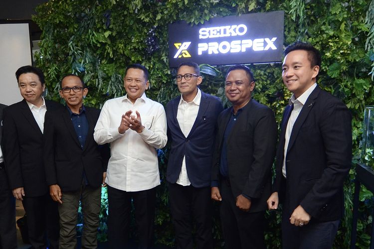 Ketua MPR RI Bambang Soesatyo dan Menparekraf Sandiaga Uno berfoto bersama di acara peluncuran jam tangan Seiko edisi komodo, di Jakarta, Rabu (25/10/2023).