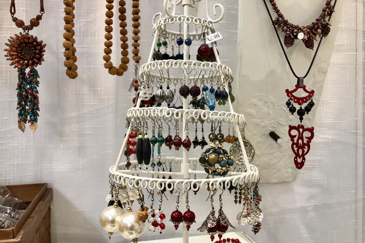 Kreasi aksesori cantik dari rudraksha di Inacraft 2023