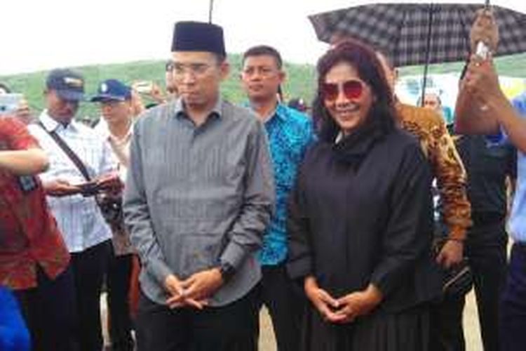 Menteri Kelautan dan Perikanan Susi Pudjiastuti didampingi Gubernur NTB, TGH M Zainul Majdi saat berkunjung ke Teluk Awang, Lombok Tengah, Kamis (15/12/2016).