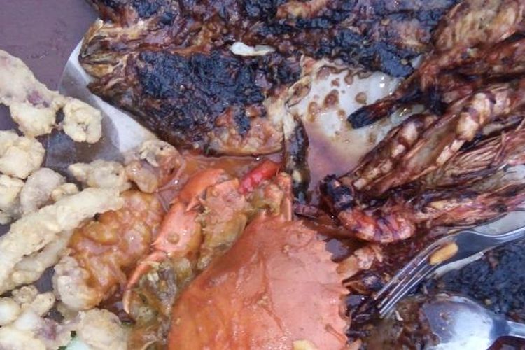 Tampilan paket menu paus yang berisikan kepiting asam manis, udang bakar, gurami goreng, cumi cumi dan beberapa jenis ikan di Waroeng Apung, Pantai Morosari, Demak, Jateng.