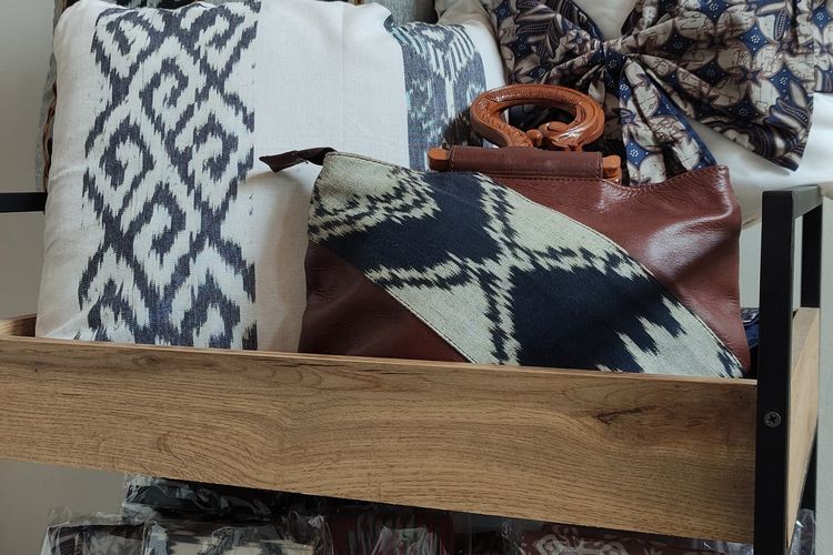 Produk home living craft Diraya Idn, gabungkan seni tenun tradisional dan kontemporer