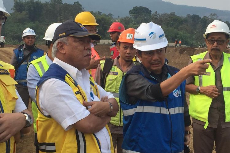 Menteri PUPR Basuki Hadimuljono saat mendengarkan penjelasan terkait proyek Tol Cisumdawu, Selasa (2/7/2019).