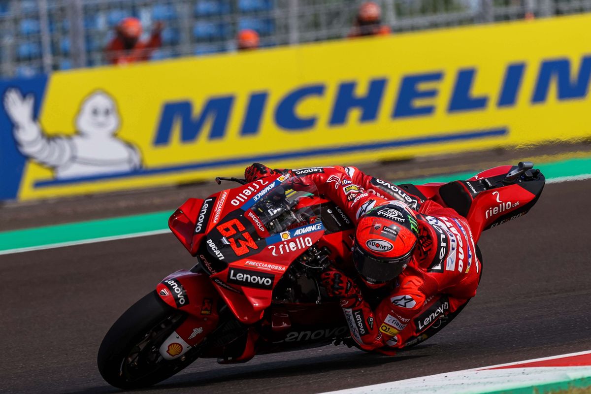 Pebalap Ducati Lenovo Team, Francesco Bagnaia memacu sepeda motornya saat sesi latihan bebas 1 MotoGP seri Pertamina Grand Prix of Indonesia 2022 di Pertamina Mandalika International Street Circuit, Lombok Tengah, NTB, Jumat (18/3/2022). Quartararo dan Morbidelli menempati posisi dua teratas dalam hasil gabungan latihan bebas alias free practice (FP) 1 dan 2 MotoGP Mandalika.