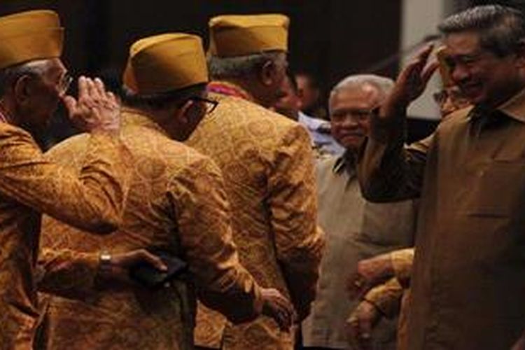 Presiden Susilo Bambang Yudhoyono membalas hormat peserta Kongres ke-10 Legiun Veteran RI (LVRI) di mabes TNI Cilangkap, Jakarta, Selasa (9/10/2012). Presiden menyatakan UU Veteran yang baru disahkan DPR diharapkan akan meningkatkan kesejahteraan dan fungsi veteran.

