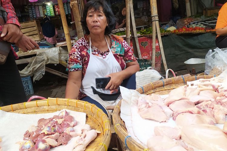 Jelang Libur Nataru harga daging ayam di Semarang Meroket. Selasa (13/12/2022)