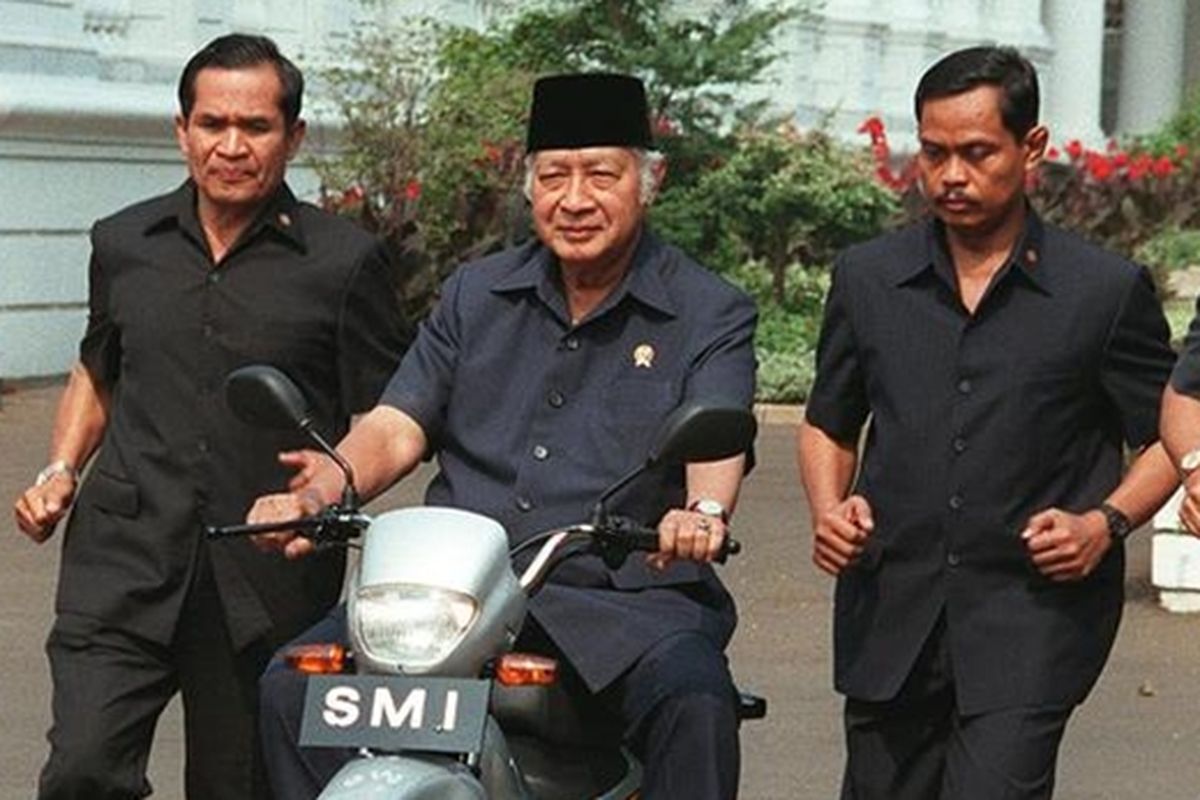 Presiden Soeharto Mengendarai Expressa