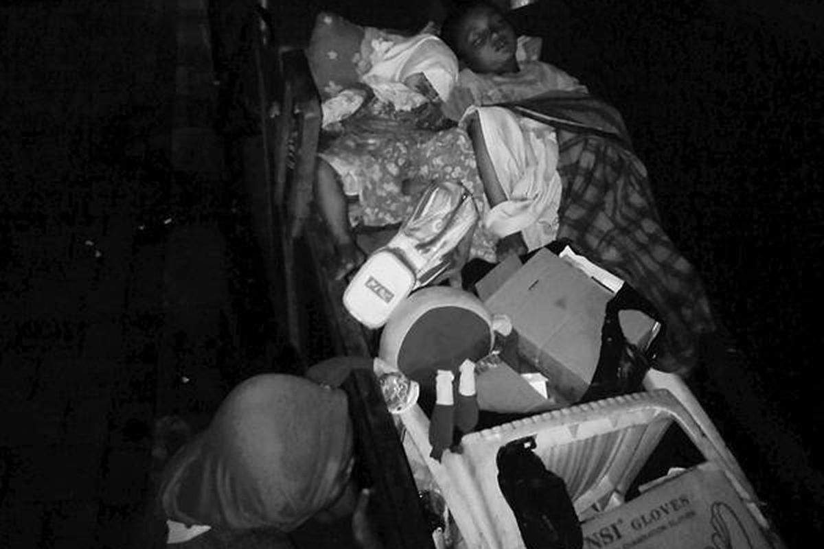 Pemulung kardus, Komala Sari (30), beristirahat setelah mencari kardus di daerah Kembangan, Jakarta Barat, Rabu (18/1) malam. Kedua anaknya, Arman dan Kamia, melawan angin malam yang dingin dengan tertidur di atas gerobak.