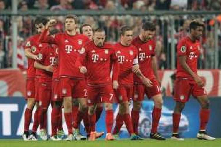 Para pemain Bayern Muenchen merayakan gol ke gawang Werder Bremen, dalam laga semifinal DFB Pokal di Allianz Arena, Selasa (19/4/2016) waktu setempat.