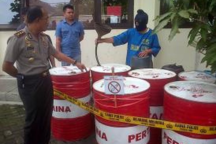 Sudardi (59) warga Jl Sukorini, Sumowono, Kabupaten Semarang ditangkap polisi karena menimbun BBM menjelang kenaikan harga BBM bersubsidi.