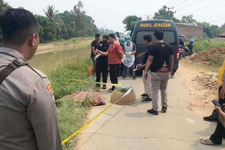 Jasad pasangan suami istri saat dilakukan evakuasi oleh petugas kepolisian dari sungai Petung, Desa Sentul, Kecamatan Kragilan, Kabupaten Serang, Banten. Jumat (11/8/2023).