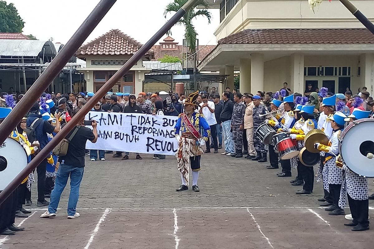 Massa Aksi saat memasuki halaman DPRD DIY, Senin (1/9/2025)