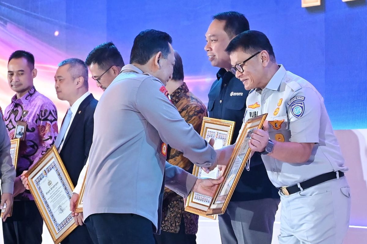 Plt Dirut Jasa Raharja, Rubi Handojo menerima penghargaan dari Kapolri dalam acara Rakernis Fungsi Lalu Lintas yang diselenggarakan di Gedung The Tribrata Dharmawangsa, Jakarta, Kamis (12/6/2025).