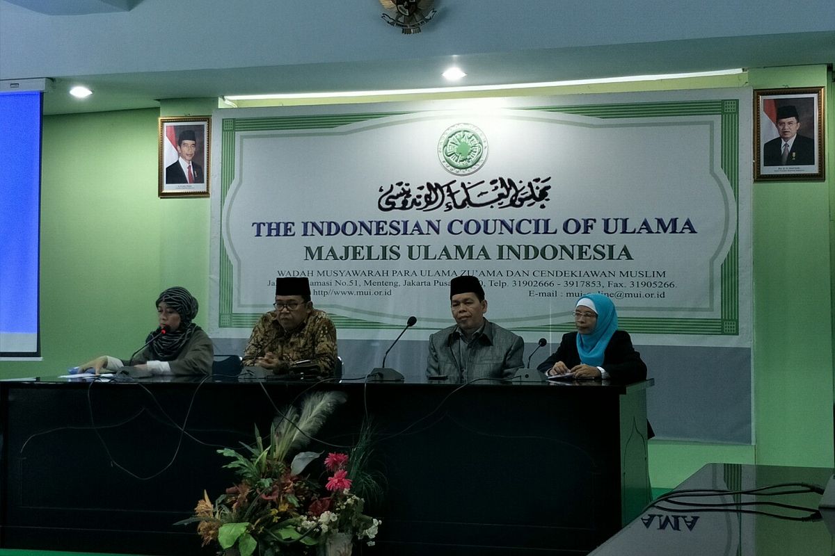 Konferensi pers MUI terhadap tayangan Ramadhan di MUI Pusat, kawasan Menteng, Jakarta Pusat, Rabu (29/5/2019). (dari kiri) terlihat para petinggi MUI, Elvi Hudhriyah, Masduki Baidlowi, Wasekjen MUI Amirsyan Tambunan, Rida Hesti Ratnasari, dan Cholil Nafis. 