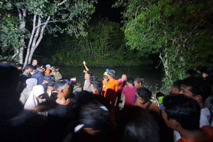 Tim SAR dan warga di Sungai Rempuyang, Desa Baskara Bhakti, Bangka Tengah untuk mencari bocah diterkam buaya, Jumat (29/9/2023) malam.