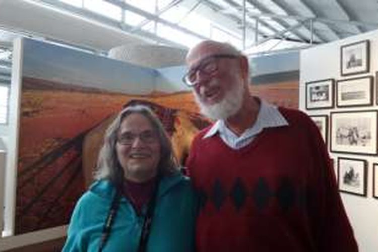 Paula Woodward dan suaminya di Islamic Museum of Australia di Thornbury, Victoria, Australia.