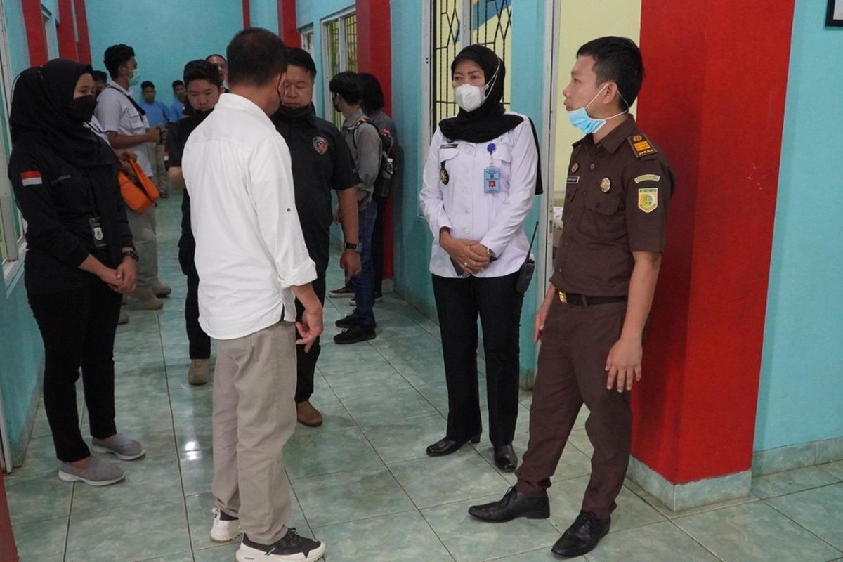 Suasana rekonstruksi kasus tewasnya RF (17) napi anak di dalam Lembaga Pembinaan Khusus Anak (LPKA) Kelas IIA Lampung, Rabu (27/7/2022).