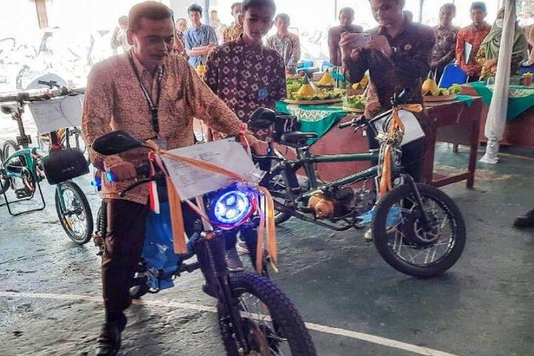 Sepeda listrik dan sepeda motor hybrid inovasi siswa dan guru SMKN 1 Nglipar Gunungkidul D.I. Yogyakarta.