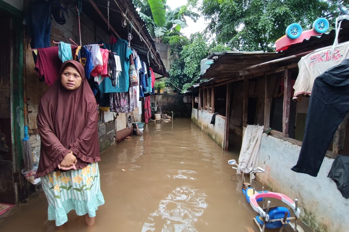 Banjir di Jalan Inspeksi BKT, RT 005 RW 011, Kelurahan Pondok Kopi, Kecamatan Duren Sawit, Jakarta Timur, Kamis (2/3/2023).