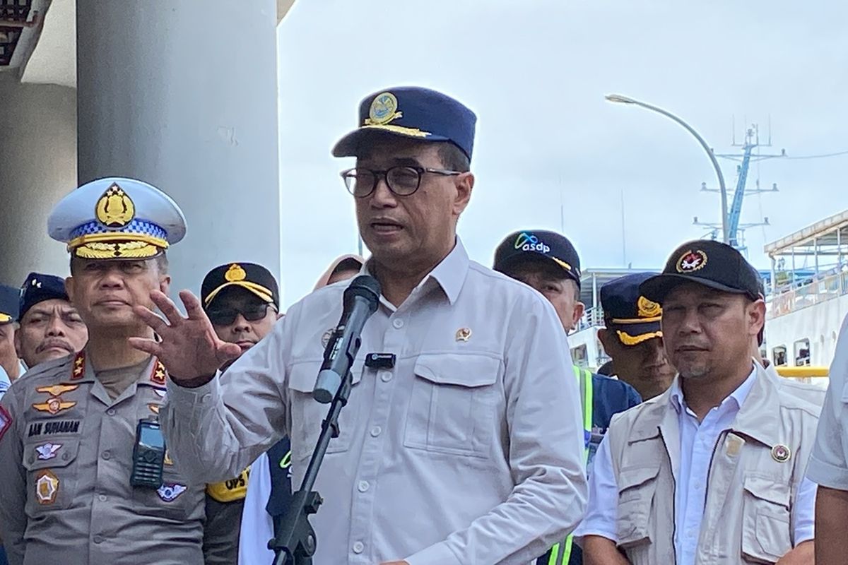 Menteri Perhubungan Budi Karya Sumadi saat memberikan keterangan pers di Pelabuhan Bakauheni, Minggu (14/4/2024) siang.