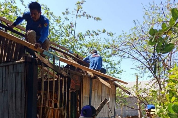 Rumah reyot milik Nenek Luspina Sana (78), warga Kelurahan Wolomarang, Kecamatan Alok Barat, Kabupaten Sikka, Flores, NTT, sudah mulai direhab, Rabu (6/11/2019).
