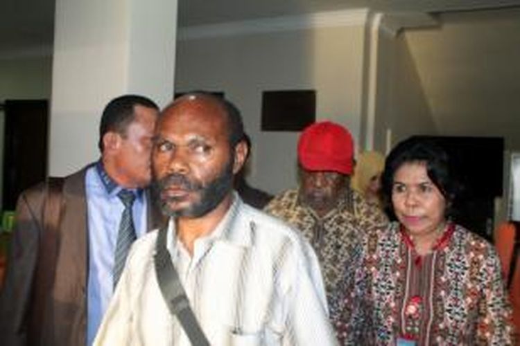 Kejaksaan Tinggi Papua, menahan AP Youw (topi merah), mantan Bupati Kabupaten Nabire dua periode setelah ditetapkan sebagai tersangka kasus penyelewengan pembelian 4 mesin diesel PLTD di Nabire tahun anggaran 2010.
