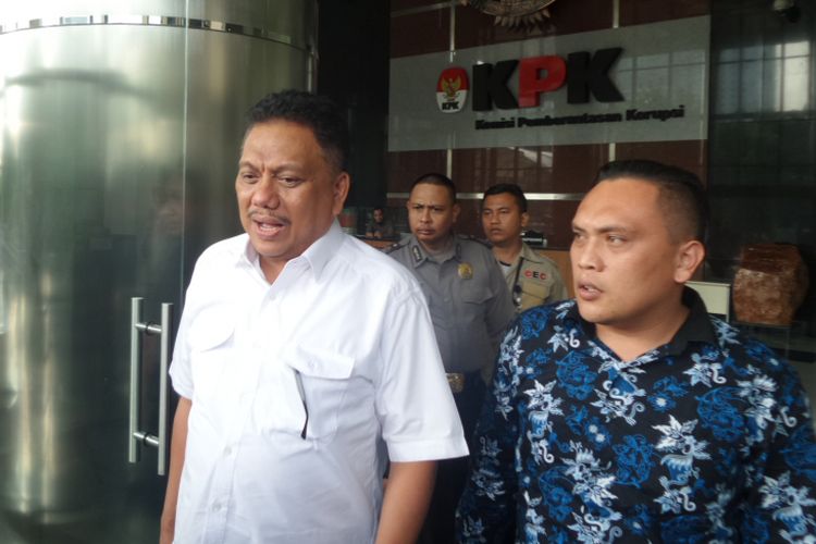 Gubernur Sulawesi Utara, Olly Dondokambey seusai diperiksa di Gedung KPK Jakarta, Selasa (4/7/2017).