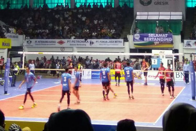 Tim putra Jakarta Pertamina Energi saat bertanding di GOR Tridharma menghadapi Surabaya Bhayangkara Samator, Sabtu (4/3/2017).