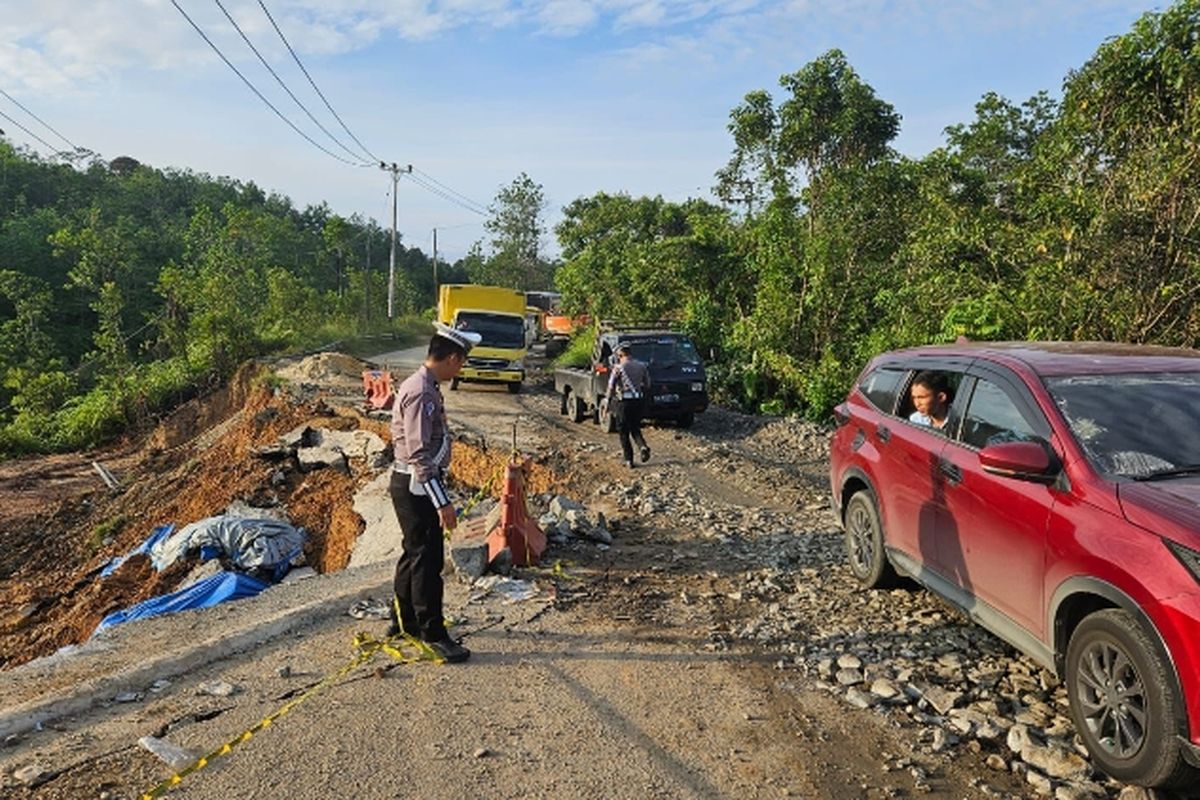 Jalan Lintas Sumatera di Riau Ambles, Arus Lalu Lintas Buka Tutup