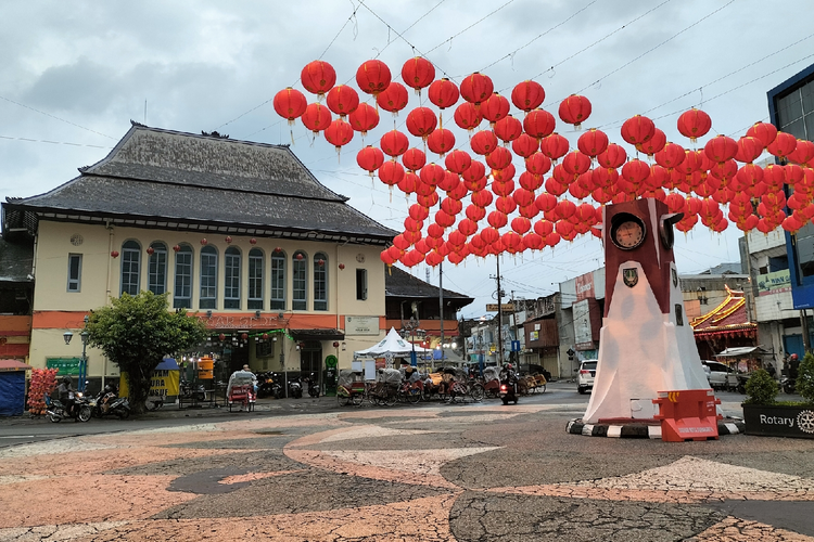 Pasar Gede yang berada di Jalan Jenderal Urip Sumoharjo, Kelurahan Sudiroprajan, Kecamatan Jebres, Kota Surakarta, Jawa Tengah ini, memiliki letak yang strategis.