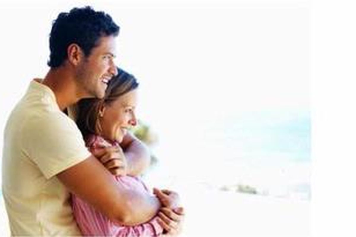 Pelukan dari belakang menunjukkan, si dia merasa memiliki Anda sepenuhnya, serta bertanggung jawab terhadap keadaan diri Anda.