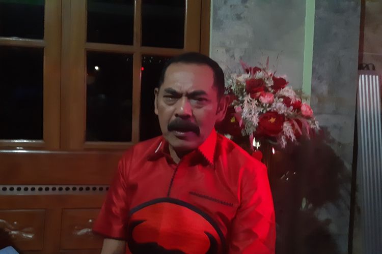 Ketua DPC PDI-P Solo FX Hadi Rudyatmo ditemui di rumahnya Pucangsawit, Jebres, Solo, Jawa Tengah, Selasa (11/4/2023) malam.