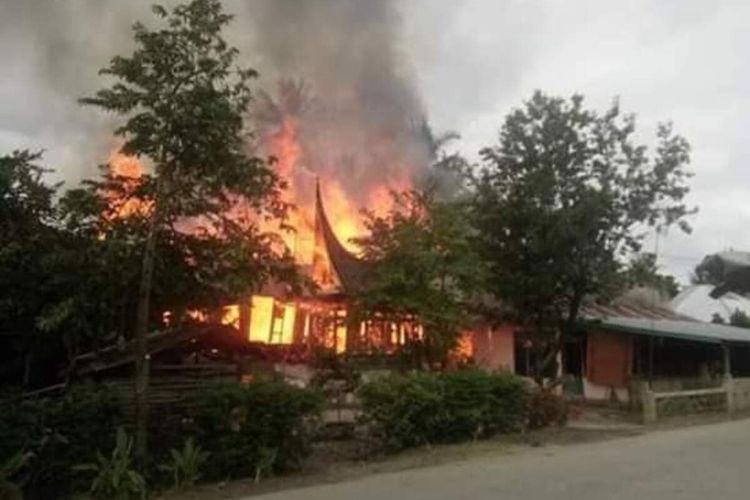 Kebakaran hebat terjadi di Kabupaten Solok, Sumbar. Seorang guru SMK tewas terpanggang, Minggu (23/2/2020)