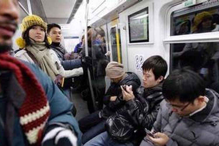 Penumpang memadati gerbong subway menuju Beijing South Railway Station, Beijing, China, Senin (25/3/2013).