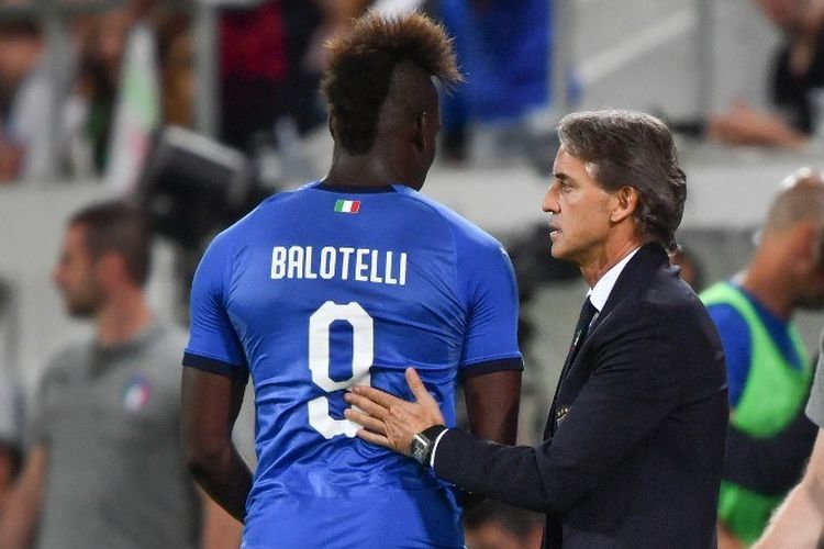 Pelatih kepala Italia Roberto Mancini (C) memberi selamat kepada pemain depan Italia Mario Balotelli (kiri) meninggalkan lapangan selama pertandingan sepakbola persahabatan antara Italia dan Arab Saudi di stadion Kybunpark di St Gallen pada 28 Mei 2018.