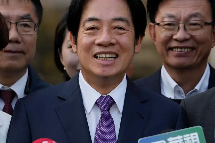 William Lai Ching-te (tengah) akan memulai masa jabatan sebagai Presiden Taiwan pada 20 Mei 2024.