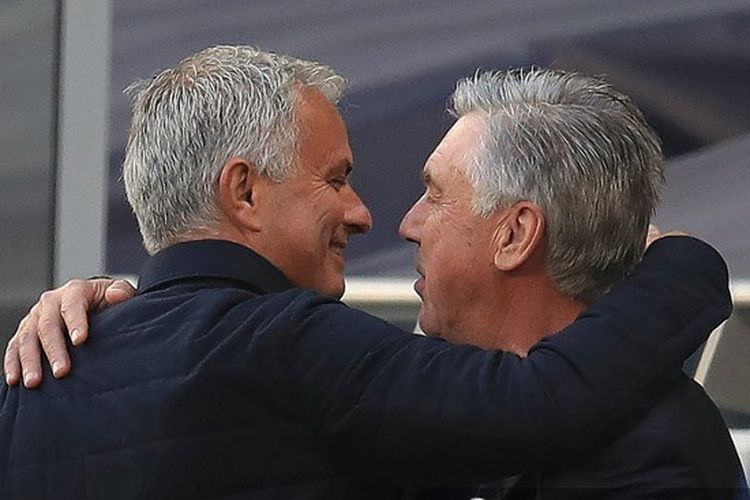 Pelatih Tottenham Jose Mourinho (kiri) dan pelatih Everton Carlo Ancelotti (kanan).