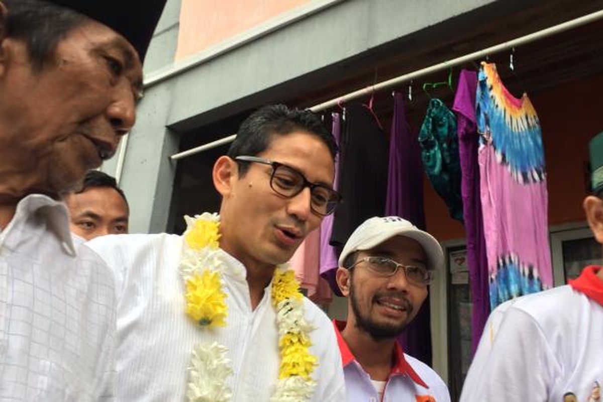 Calon wakil gubernur DKI Jakarta, Sandiaga Uno saat blusukan di Kampung Deret Petogogan, Jakarta Selatan, Sabtu (28/1/2017).