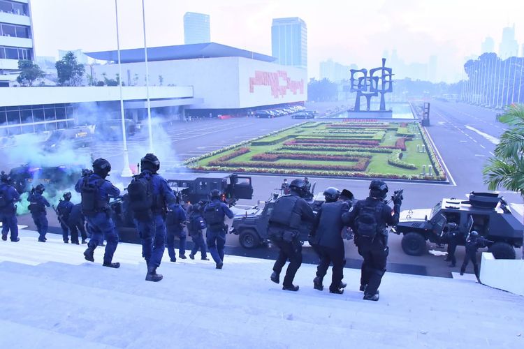 Satuan Penanggulangan Teror (Satgultor) TNI menggelar latihan penumpasan aksi teroris di Gedung DPR RI, Senayan, Jakarta, Minggu (27/6/2021).