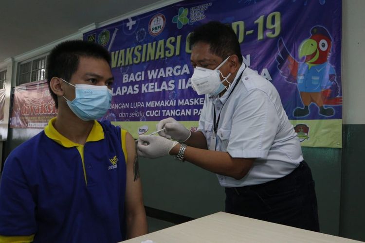 Pegawai beserta warga binaan Lembaga Pemasyarakatan Kelas II A Salemba, Jakarta Pusat, mendapatkan vaksinasi Covid-19, Selasa (29/6/2021).