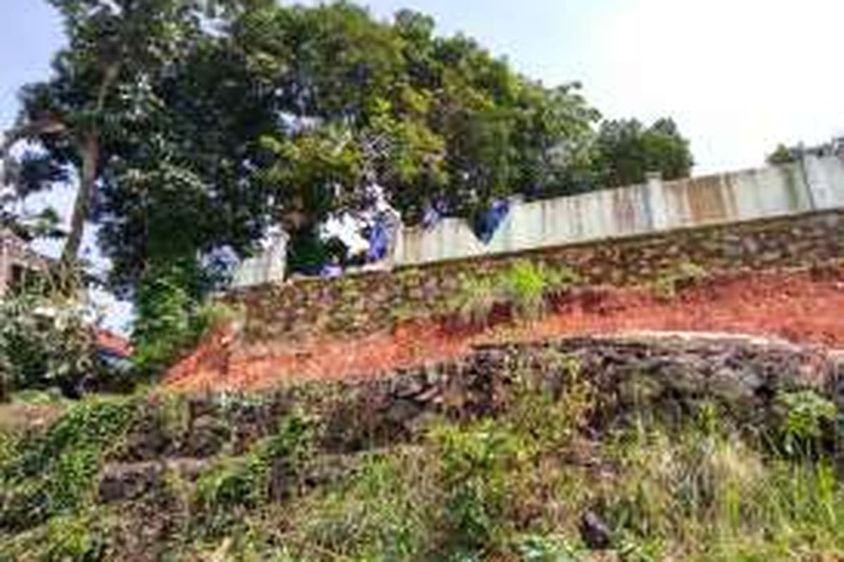 Tembok Hutan Kota Pondok Labu dibongkar setelah beronjong ambrol dan menutupi saluran penghubung (PHB) Pinang Kali Jati, Selasa (14/9/2016).