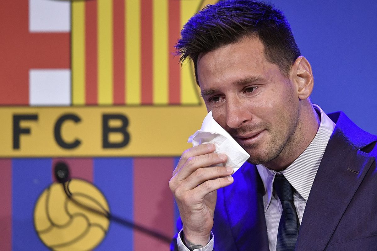 Penyerang Barcelona asal Argentina Lionel Messi menangis saat konferensi pers di stadion Camp Nou di Barcelona pada 8 Agustus 2021.