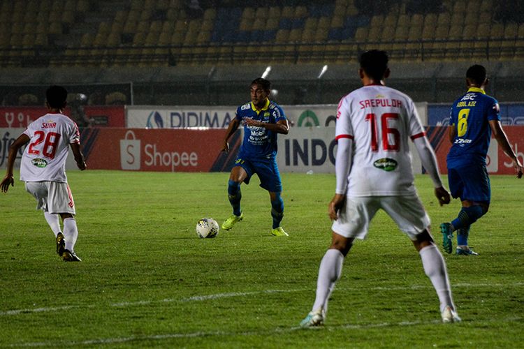 Gelandang Persib Bandung, Omid Nazari, saat tampil di laga Persib vs Perseru Badak Lampung FC, di Stadion Si Jalak Harupat, Senin (16/12/2019) lalu. 