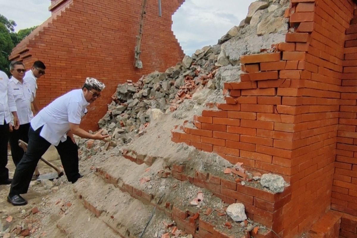 Bupati Cirebon Imron Rosyadi memeriksa puing material gapura yang berceceran di lokasi, saat meninjau pada Rabu (3/1/2024). Imron mengaku sangat kecewa dengan kualitas dan pengerjaan hingga menyebabkan kerusakan padahal baru diresmikan.