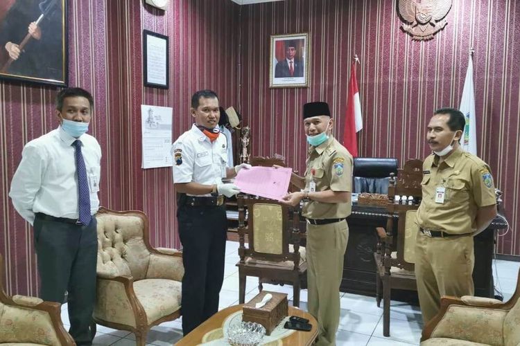 Plt Bupati Jepara, Dian Kristiandi menyerahkan uang tunai Rp 2 juta kepada Suwardi di dampingi Sekda Jepara, Edy Sujatmiko disaksikan pejabat perwakilan Bank BNI di kantor Bupati Jepara, Senin (18/5/2020).