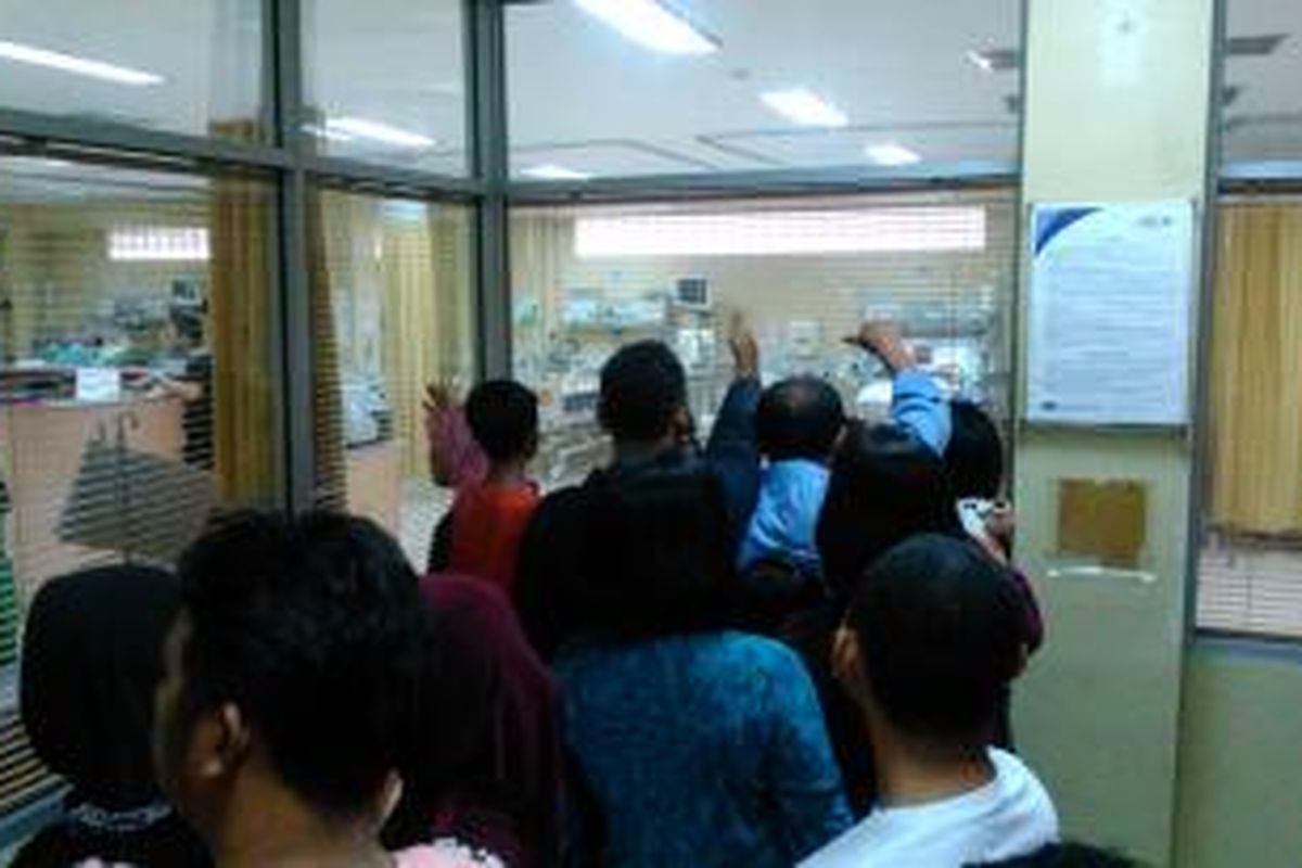Puluhan keluarga korban kebakaran Mandom menesaki ruang tunggu besuk di lantai dua ruang ICU Instalasi Bedah Pusat RSCM, Minggu (12/7/2015).
